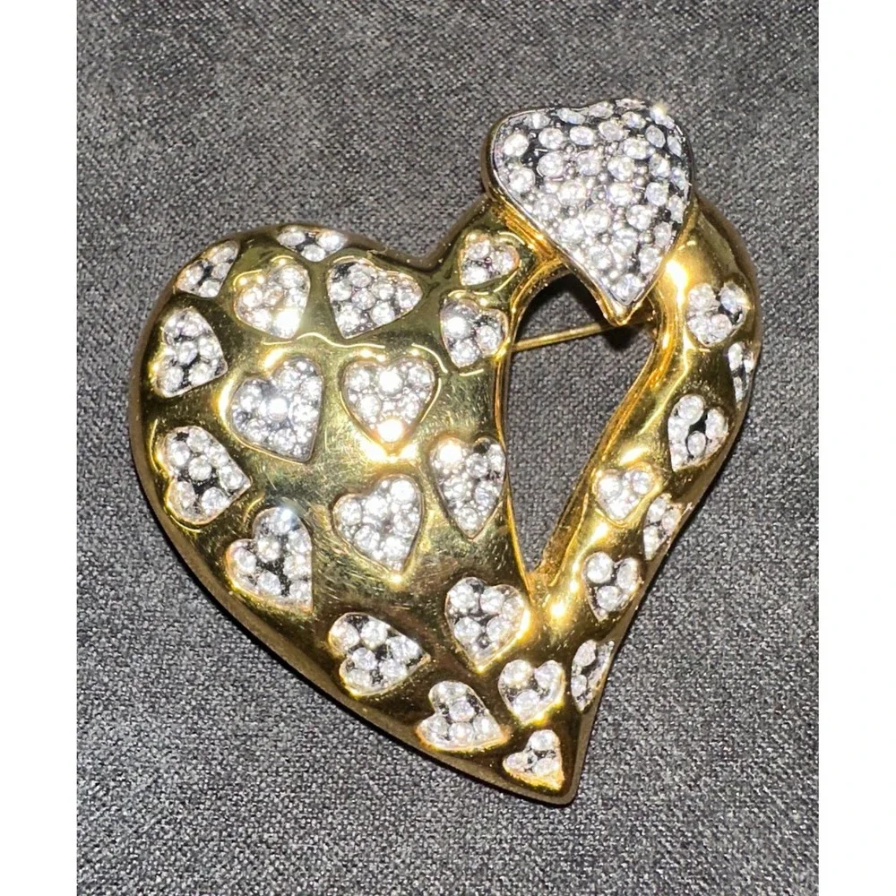 unbranded heart brooch